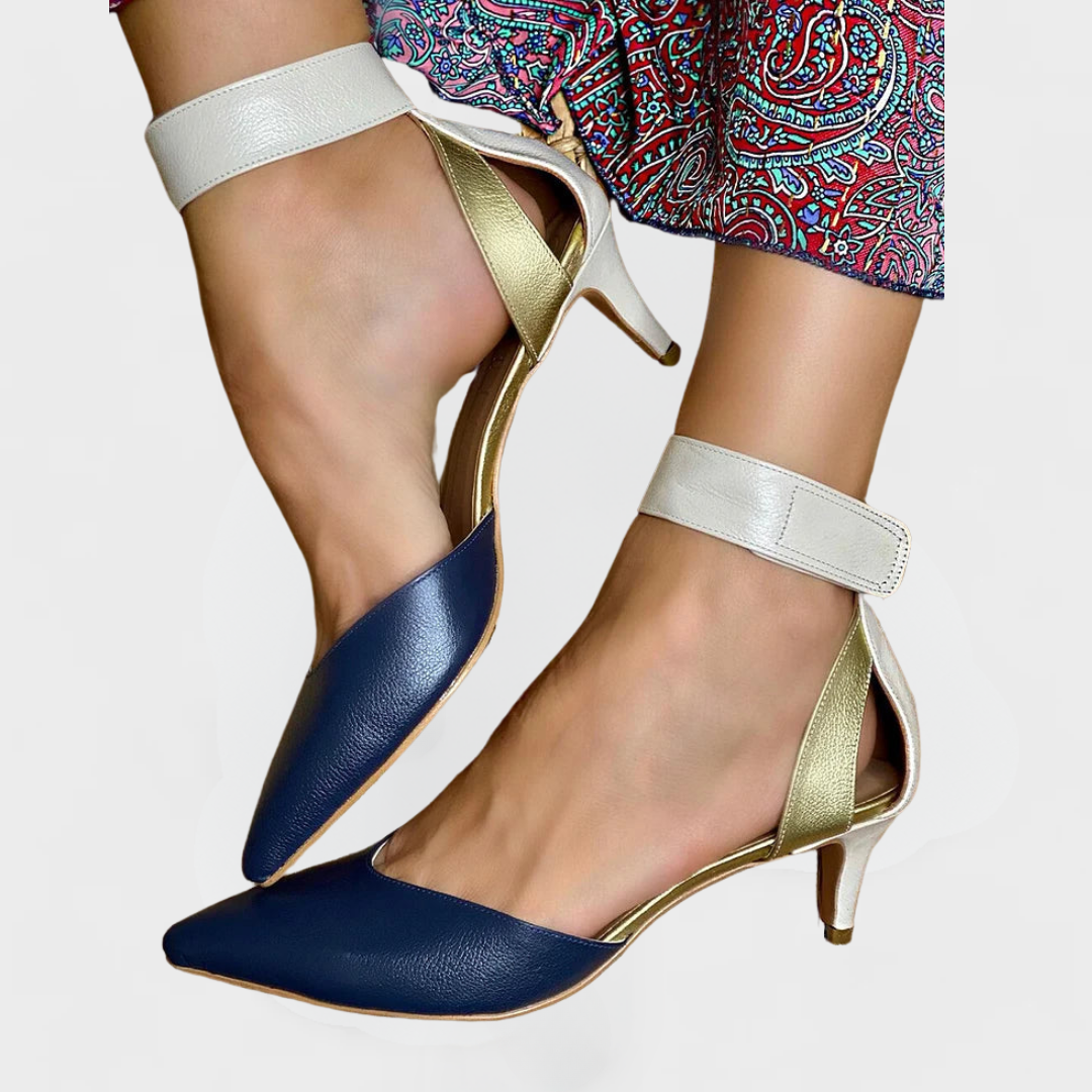 Eydis | Spiss pumps med kontraststropp i gull og krem