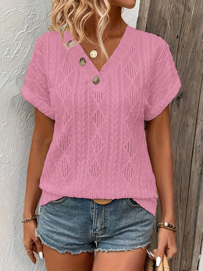 Mariell | Sommerlig T-skjorte med V-hals og stilige knapper